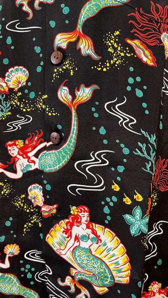 schwarzes Hawaiihend der Firma Micky Oye aus Berlin. Das Muster auf dem Hemd zeigt Muscheln und Meerjungfrauen.