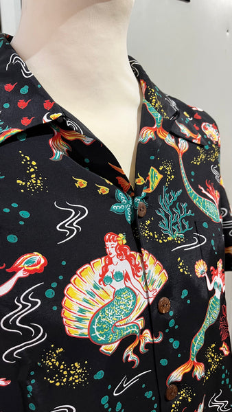 schwarzes Hawaiihend der Firma Micky Oye aus Berlin. Das Muster auf dem Hemd zeigt Muscheln und Meerjungfrauen.