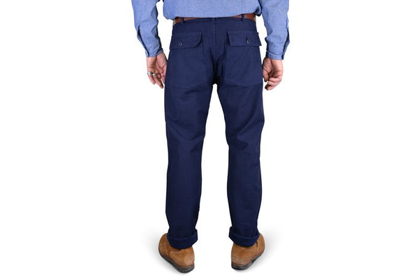 blaue stoffhose mit aufgesetzten taschen braune lederschuhe blaues hemd