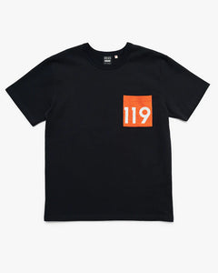 Locker geschnittenes T-Shirt in Anthrazit mit einer Brusttasche in Orange. Auf der Brusttasche steht in weiß "119".