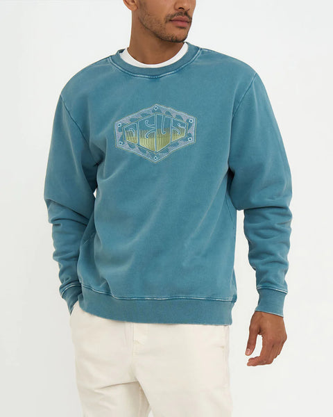 Ein männliches Model trägt das Sweatshirt in Kombination mit einer beigen Chino.