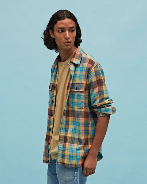 Tenue Greg Calexico angezogen