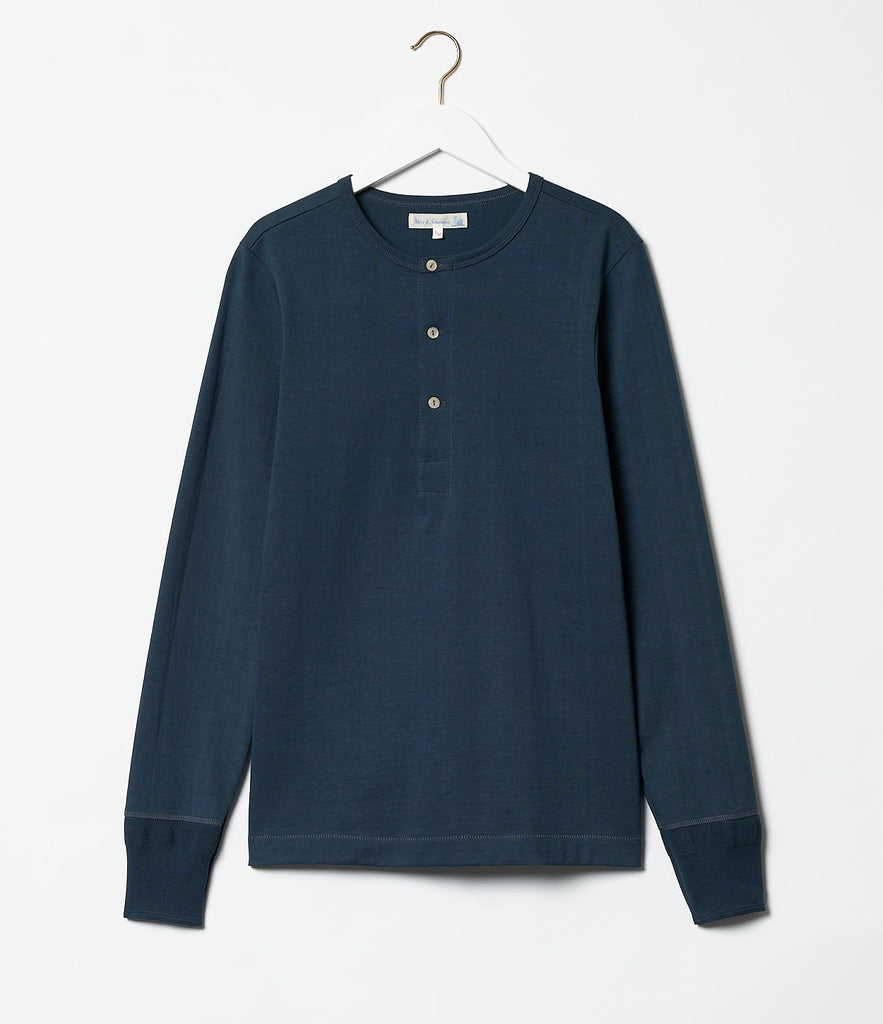 Merz b. Schwanen Henley in Langarm in der Farbe Mineral Blue, ein Mittelblau mit einer leichten Washed-Optik.