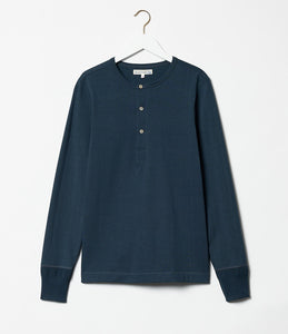 Merz b. Schwanen Henley in Langarm in der Farbe Mineral Blue, ein Mittelblau mit einer leichten Washed-Optik.