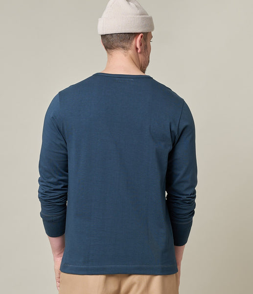 Merz b. Schwanen Henley in Langarm in der Farbe Mineral Blue, ein Mittelblau mit einer leichten Washed-Optik. Aufnahme von hinten.
