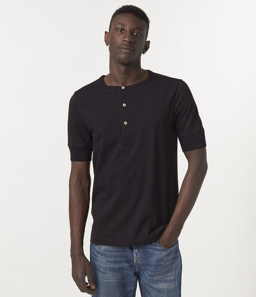 Merz b. Schwanen Kurzarm-Henley (Knopfleistenshirt) in schwarz. Ein männliches Model trägt das Shirt.