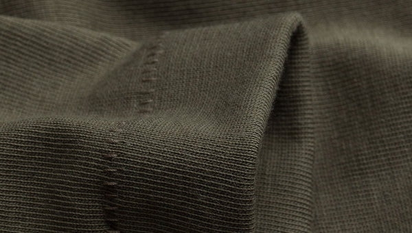 Merz b. Schwanen 215 T-Shirt in der Farbe Army. Die Textur des hochwertigen Stoffes ist zu erkennen.