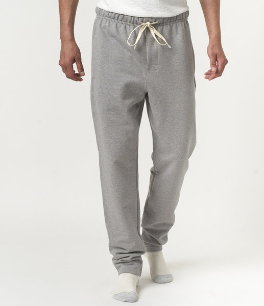 Merz b. Schwanen 3S50 Jogginghose in Grau Melange. Ein männliches Modek trägt die Jogginghose in Kombination mit einem weißen T-Shirt und gemütlichen Socken.