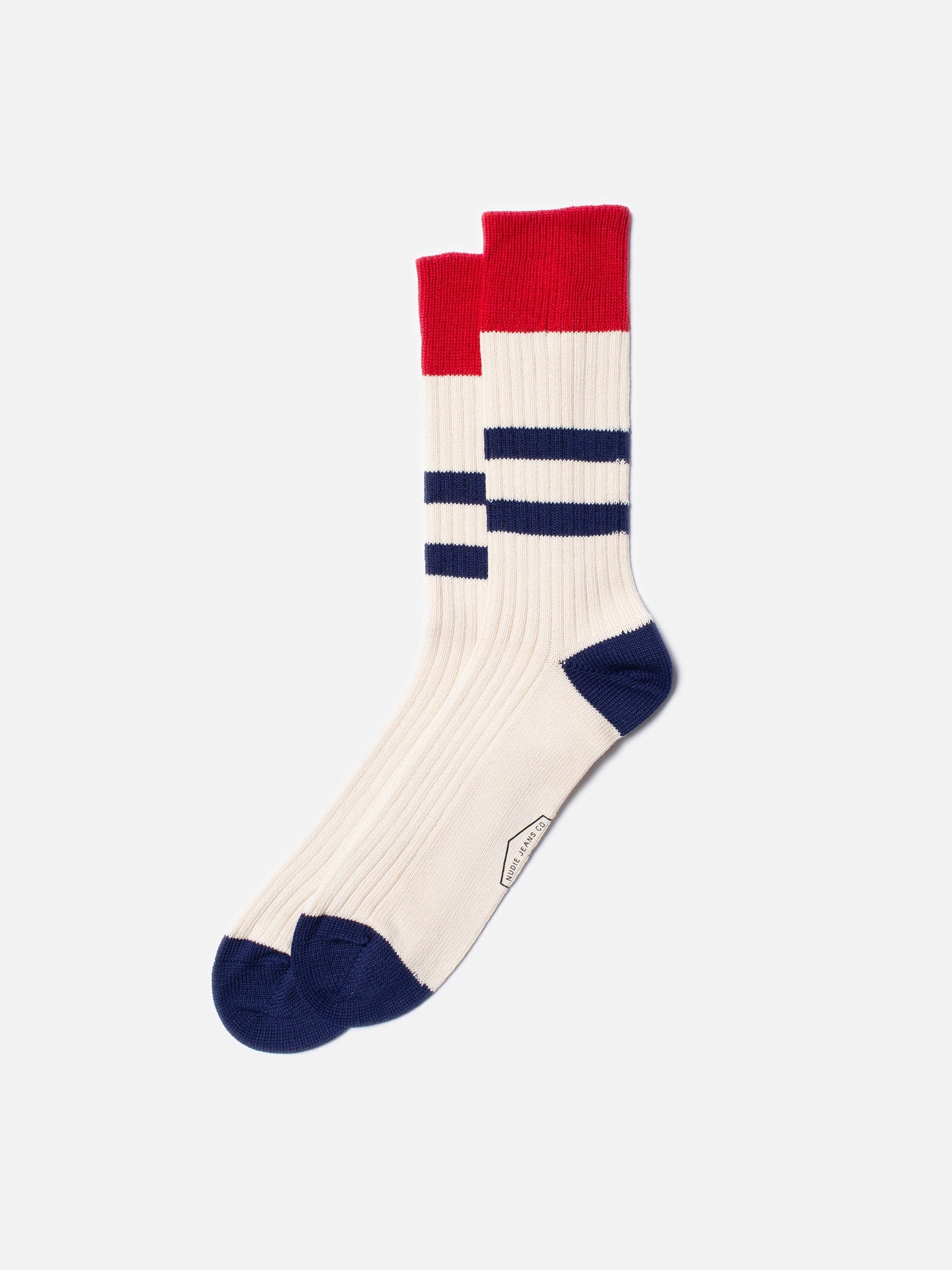 Tennissocken von Nudie Jeans in Off White mit rotem Bündchen, zwei blauen Streifen und Ferse und Zehenkappe in blau