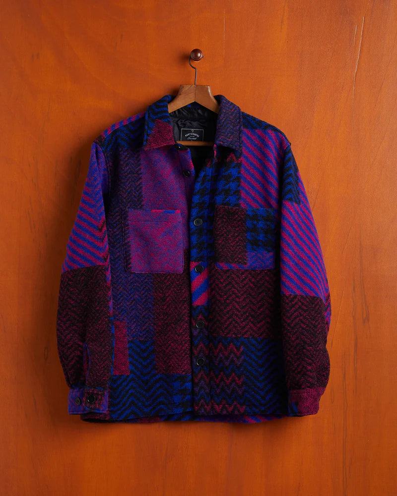 Kariertes Overshirt von Portuguese Flannel. Die Hauptfarben  sind Lila, Dunkelrot und Kornblumenblau.