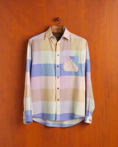 Groß kariertes Flanellhemd von Portuguese Flannel. Das Hemd ist in Pastelltönen gehalten, die Hauptfarben sind rosa, creme, blau und orange.
