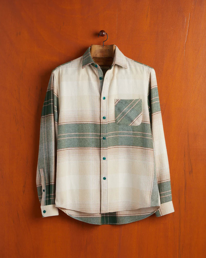 Kariertes Flanellhemd von Portuguese Flannel. Große Karos, Hauptfarben sind beige, Taupe und Dunkelgrün. Grüne Knöpfe und karierte Brusttasche.