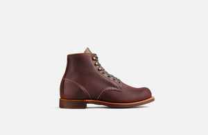 Rotbrauner Lederstiefel von Red Wing mit Absatz. Kupferfarbene Ösen, kupferfarbene Speedhooks und dunklebraune Sohle