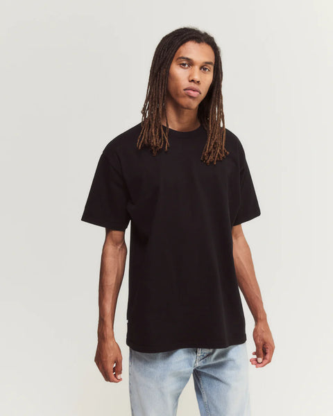 Tenue Bruce Oversized Shirt in Schwarz angezogen