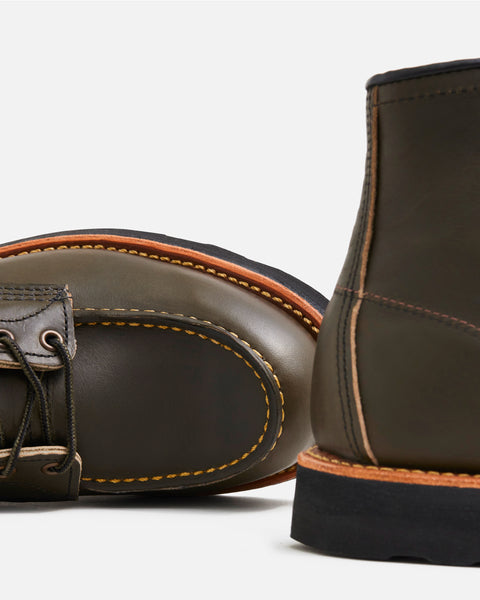 Red Wing 8828 Moc Toe Alpine Portage. Man sieht eine Detailaufnahme des Schuhs von oben.