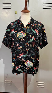 schwarzes Hawaiihend der Firma Micky Oye aus Berlin.  Das Muster auf dem Hemd zeigt Muscheln und Meerjungfrauen.
