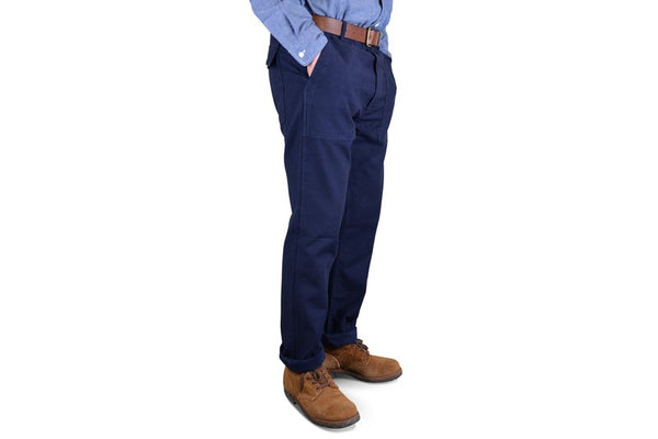 blaue stoffhose mit aufgesetzten taschen braune lederschuhe blaues hemd